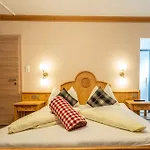 Mara's Little Boutique Sleepover - Budget Гостевой дом Капрун