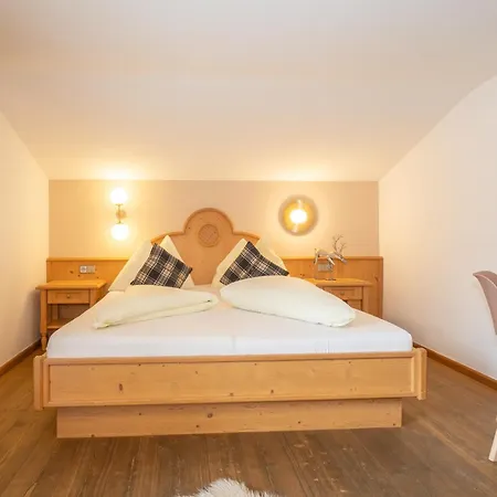 Mara's Little Boutique Sleepover - Budget 3*