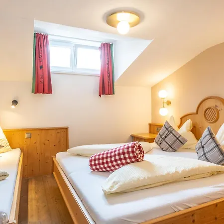 Mara's Little Boutique Sleepover - Budget Kaprun