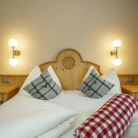 Mara's Little Boutique Sleepover - Budget 3*