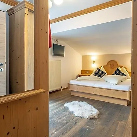 Mara's Little Boutique Sleepover - Budget 3*