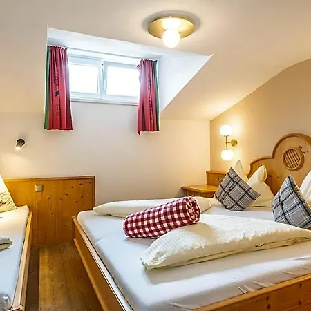 Mara's Little Boutique Sleepover - Budget 3*